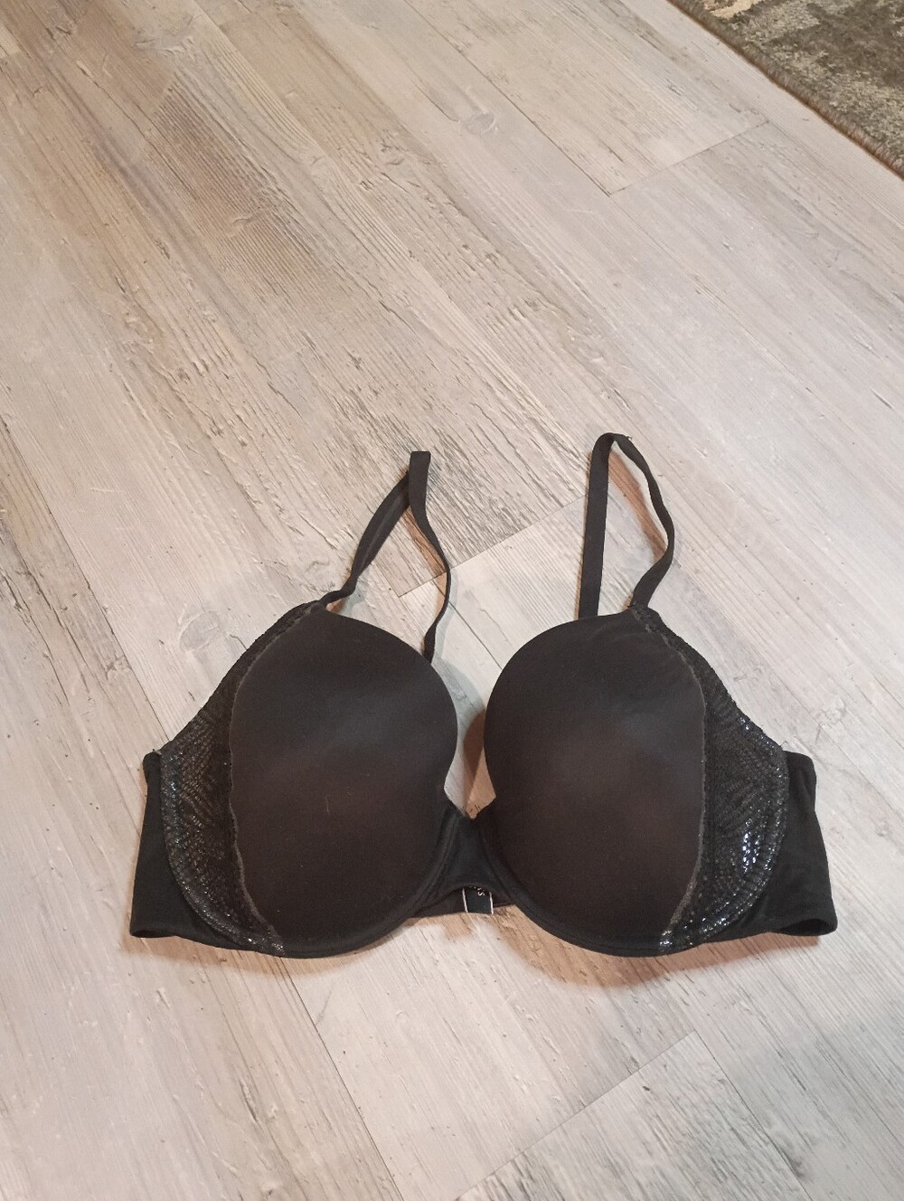 Victoria Secret - Picture 2 of 5